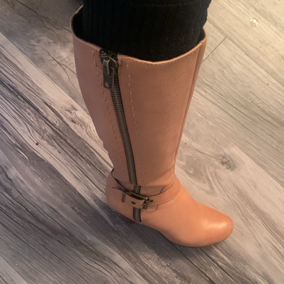 Boots - Picture 2 of 6